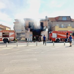 Fiamme a Tuscania: l’incendio devasta il T bar