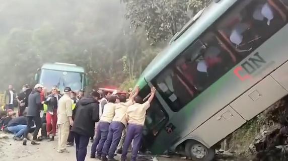 Autobus fuori strada precipita per 15 metri, feriti 13 italiani a Machu Picchu