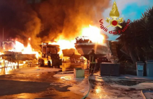 Fiumicino, cantiere navale in fiamme: bruciano barche e capannoni