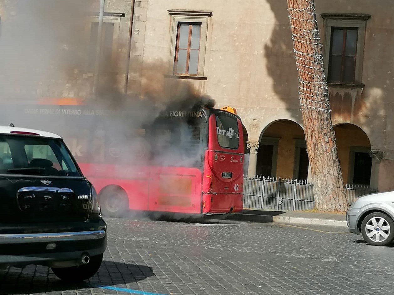 Viterbo – Paura in centro: autobus a fuoco in Piazza del Teatro