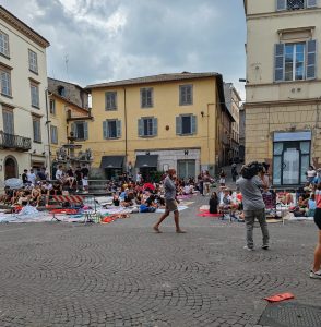 Viterbo – Santa Rosa, l’attesa del trasporto tra degrado e schiamazzi: “Giovani imparino a rispettare la città”