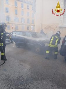 Civitavecchia, va a fuoco un’auto ai Bastioni: intervengono i Vigili del Fuoco