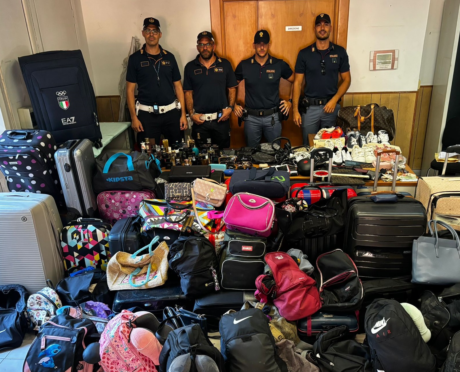 Roma – Via Candoni, sequestrata merce rubata all’interno del campo nomadi