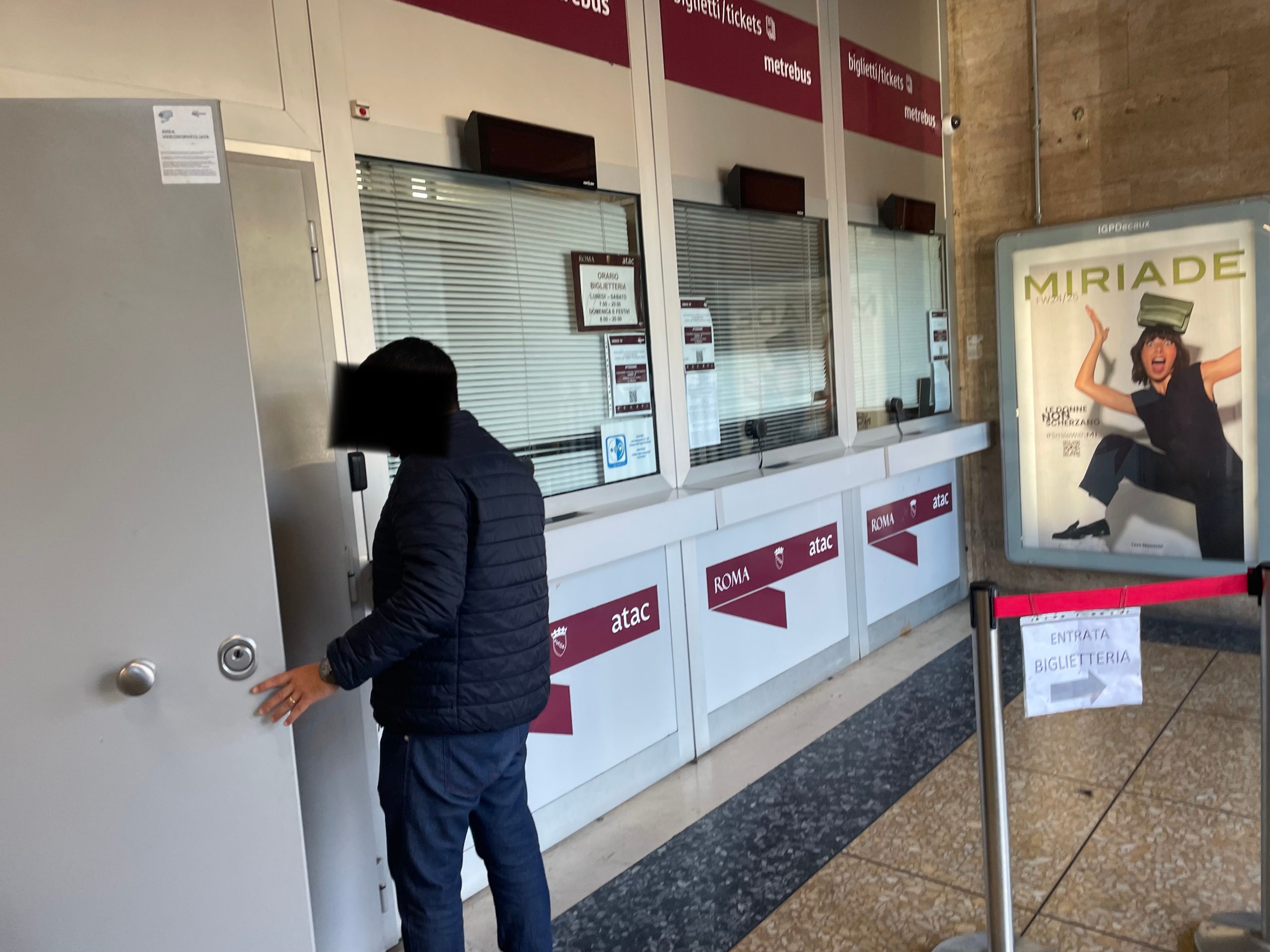 Roma – Atac, biglietteria Ostiense inspiegabilmente chiusa, anzi aperta. Intervengono i carabinieri