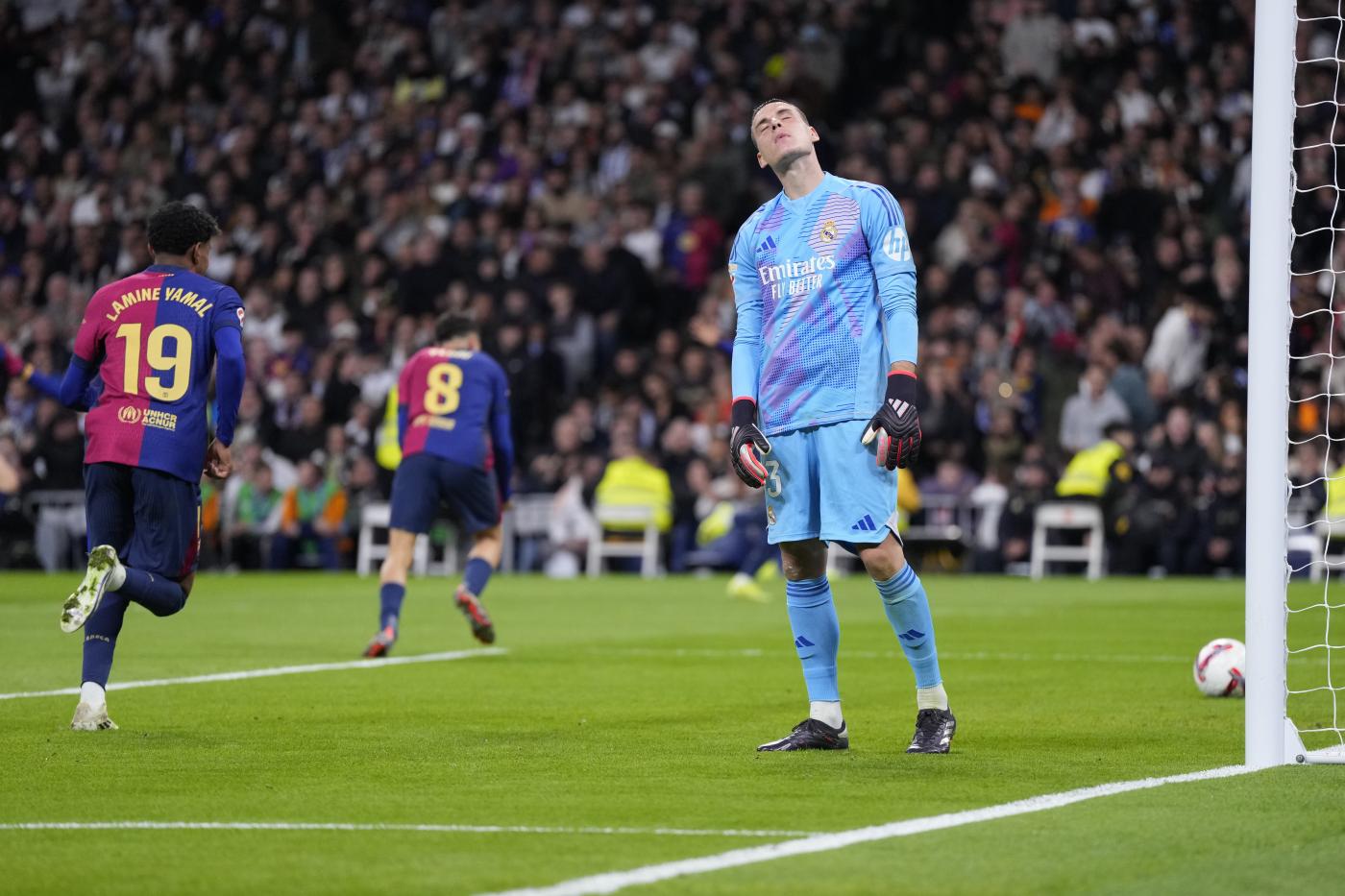 Estasi Barca, Real Mar Rosso: trionfo Flick e Clasico ancora 0-4, ma Re Carlo già rilancia..