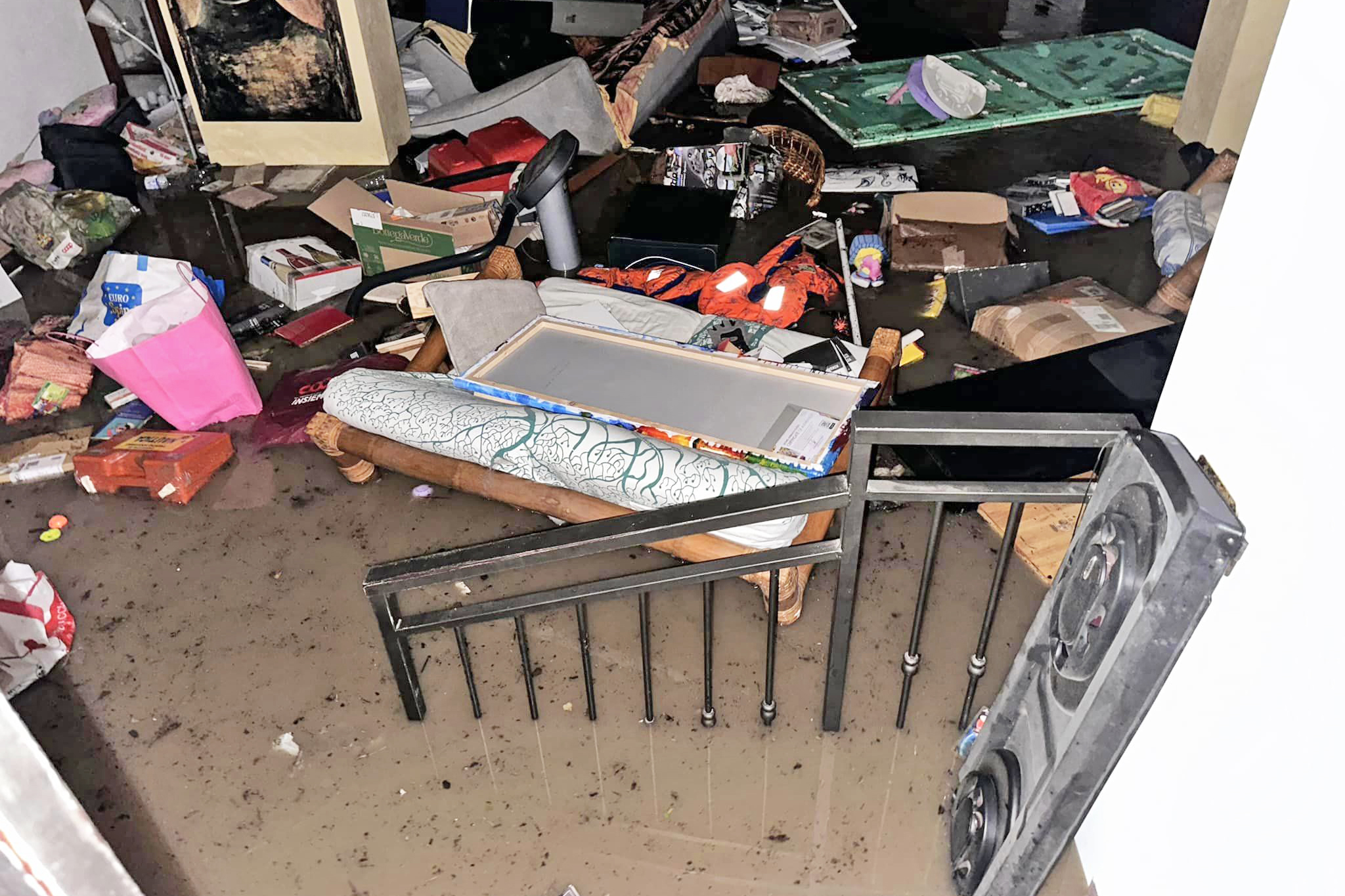 Civitavecchia – La disperazione di un residente: “Ho la casa devastata, per l’alluvione ho perso tutto” (FOTO)