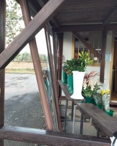 Tuscania, grave sfregio al chiosco dei fiori del cimitero: in molti si interrogano sugli autori