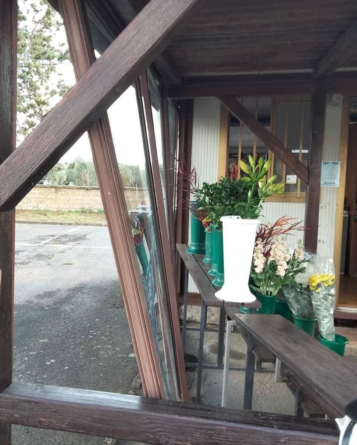 Tuscania, grave sfregio al chiosco dei fiori del cimitero: in molti si interrogano sugli autori