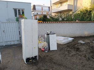 Civitavecchia – Via dei Poggi, rimossi 60 metri di mobili ed elettrodomestici distrutti dal fango (FOTO)