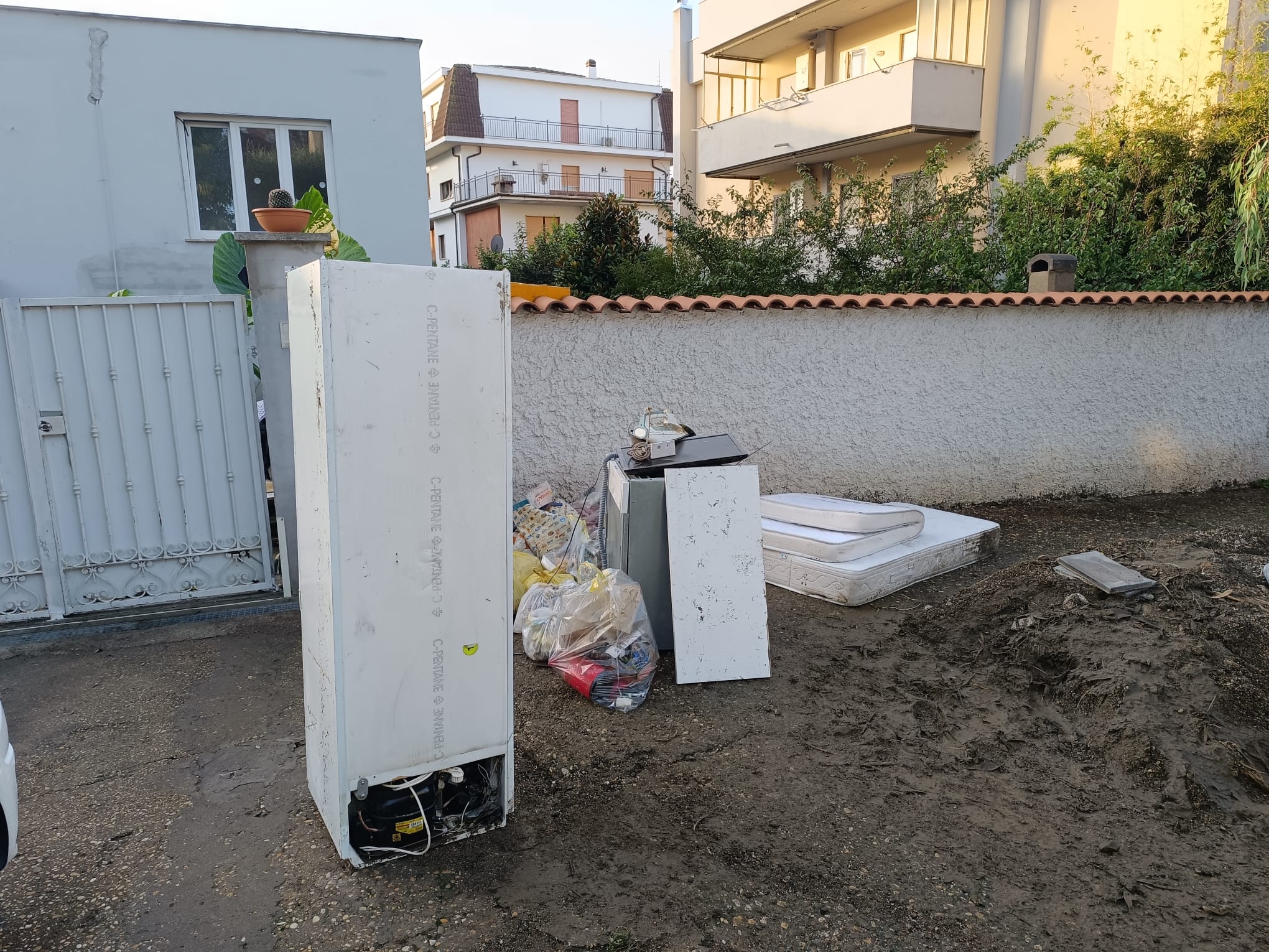 Civitavecchia – Via dei Poggi, rimossi 60 metri di mobili ed elettrodomestici distrutti dal fango (FOTO)