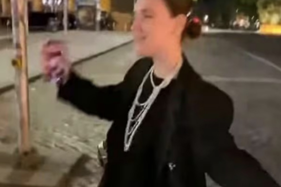 Tbilisi – Canta e non si accorge del sottopasso, giovane ragazza muore mentre fa un video