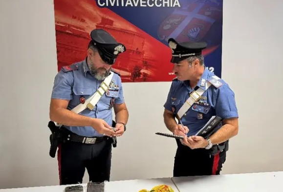 Civitavecchia, butta mezzo chilo di cocaina dal finestrino: arrestato pusher 59enne
