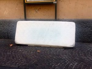 Treviso – Getta materasso contenente soldi, gioielli e carte di credito