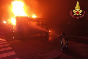 Civitavecchia – In fiamme un camper in via Toscana, intervento dei vigili del fuoco (FOTO)