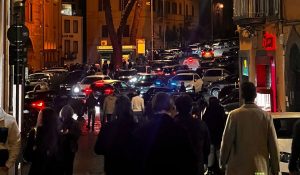 Viterbo – Piazza del Teatro, parcheggio selvaggio e traffico impazzito nel weekend: “Qui sempre zero controlli e zero regole”