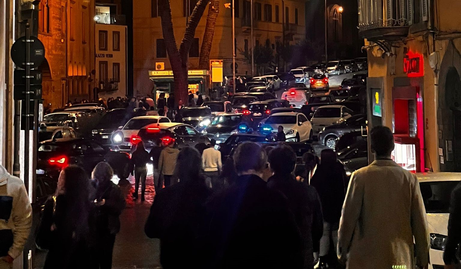 Viterbo – Piazza del Teatro, parcheggio selvaggio e traffico impazzito nel weekend: “Qui sempre zero controlli e zero regole”