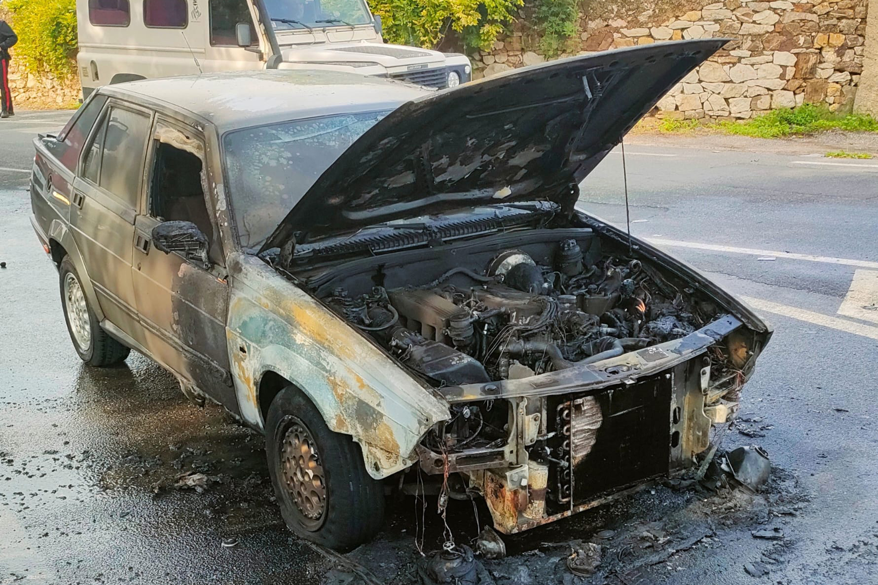 Civitavecchia – Auto in fiamme in via Terme di Traiano, intervento dei vigili del fuoco