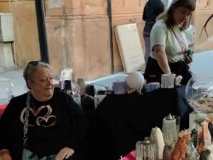 Sora (Fr) – La mamma di Giorgia e Arianna Meloni vende candele al mercatino: “Mi rilassa”