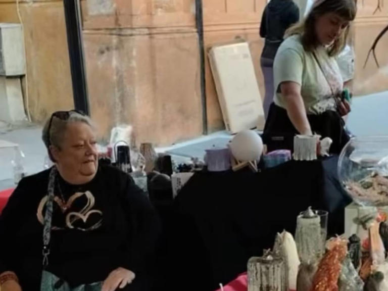 Sora (Fr) – La mamma di Giorgia e Arianna Meloni vende candele al mercatino: “Mi rilassa”