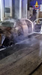 Notte di fuoco a Civitavecchia: bruciano due auto e due portoni