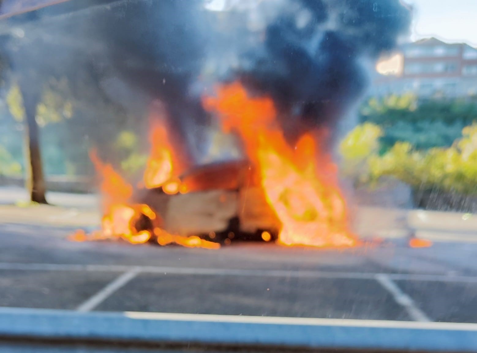 Soriano – Auto in fiamme davanti al cimitero