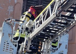 Viterbo – Anziana accusa un malore e rimane bloccata in casa, intervento dei vigili del fuoco con l’autoscala