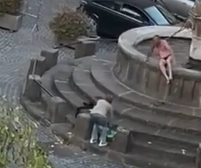 Viterbo – Ripreso in mutande mentre fa il bagno nella fontana di San Faustino  (VIDEO)