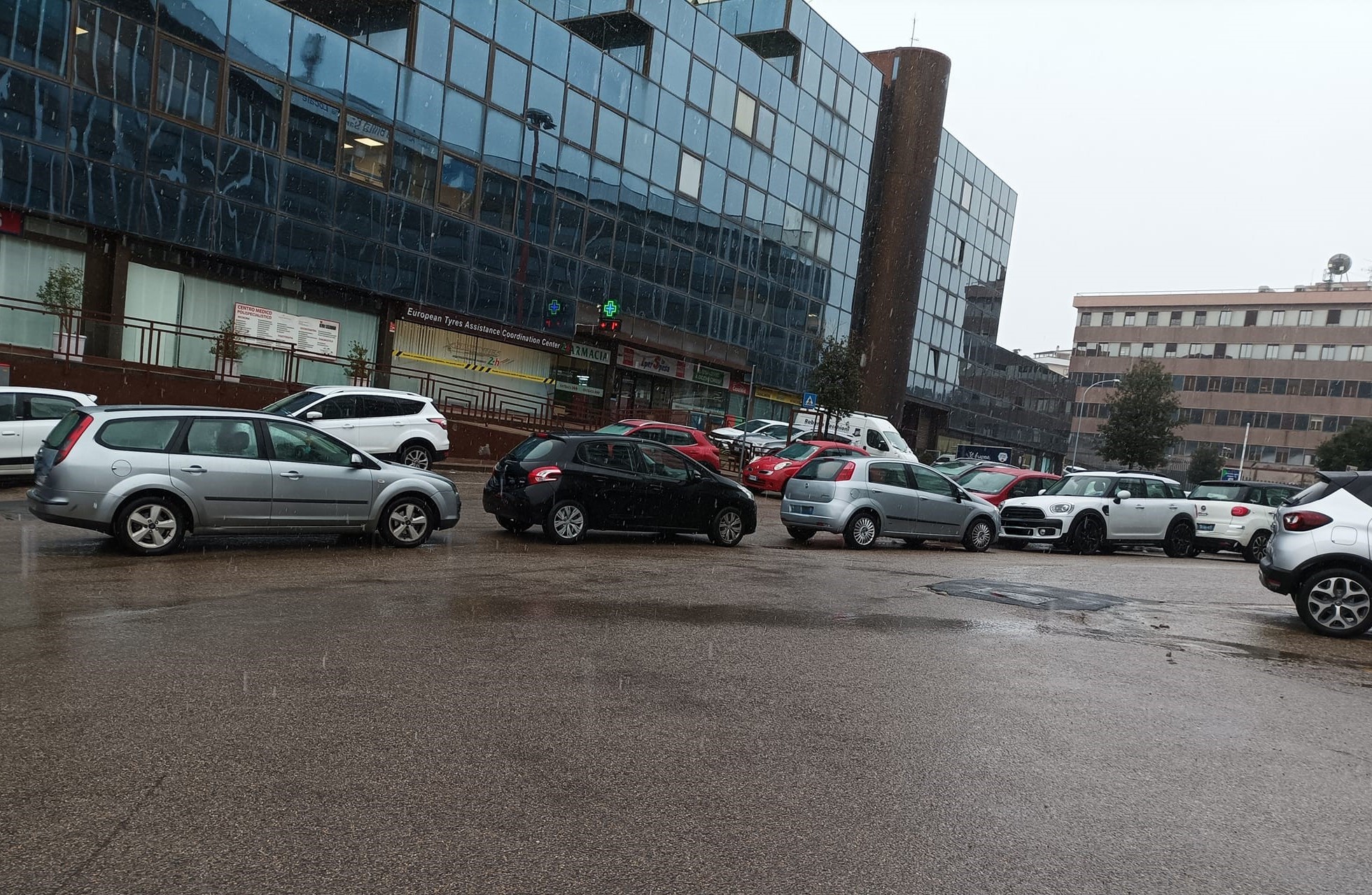 Viterbo – Parcheggio selvaggio alla Cittadella della Salute: “Vediamo anche dipendenti che parcheggiano sui posti delle donne incinta”