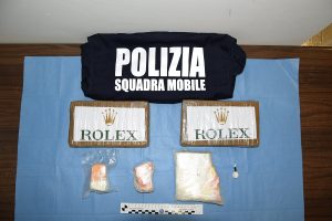 Sabaudia – Tre chili di cocaina marcata “Rolex” e 48mila euro, arrestato 33enne