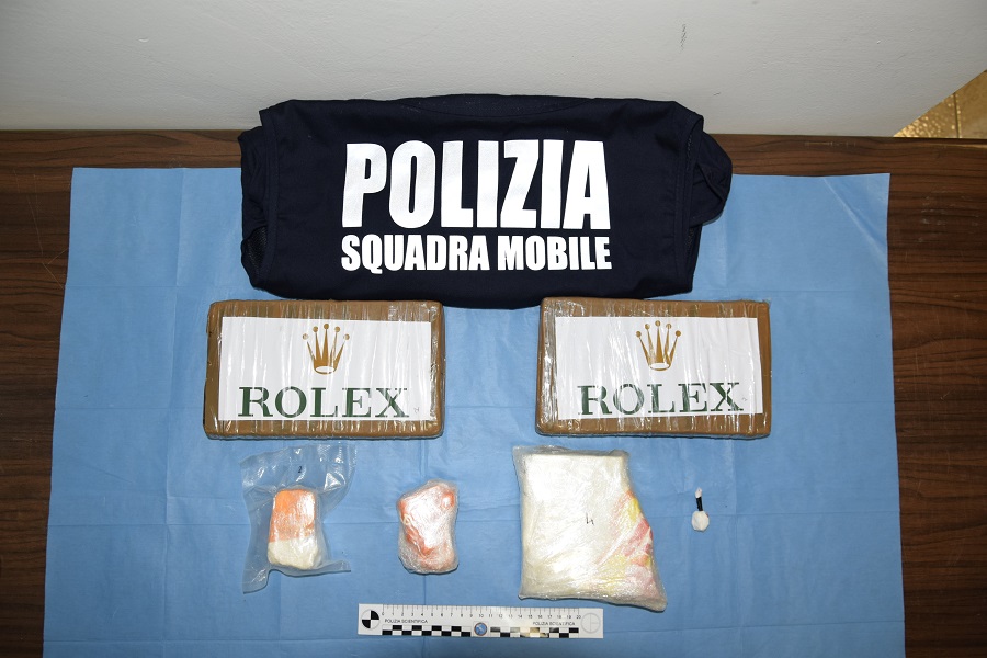 Sabaudia – Tre chili di cocaina marcata “Rolex” e 48mila euro, arrestato 33enne