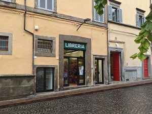 Viterbo – La nuova Libreria dei Salici illumina Piazza San Faustino, i residenti esultano