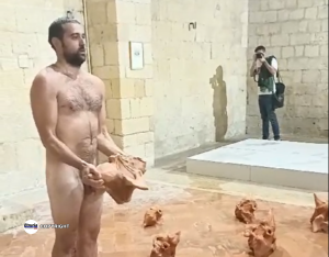 Tarquinia – Artista completamente nudo in chiesa della Diocesi: “Non sapevamo niente di questa esibizione”