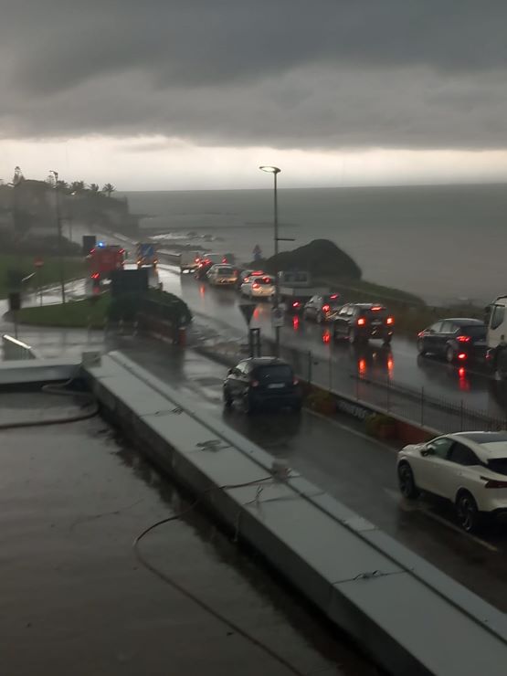 Pioggia torrenziale a Santa Marinella, esce il fosso e si allaga l’Aurelia