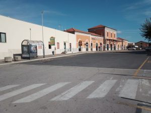 Donna sviene e cade sui binari a Civitavecchia: vigile del fuoco libero dal servizio la salva