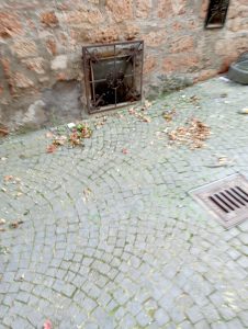 Acquapendente – Vicolo Stella sporco e abbandonato, la segnalazione dei cittadini