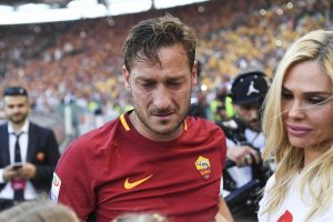 Fuori “Oltre”, il nuovo libro di Totti: “A 48 anni ho rifiutato Genoa e Como”