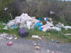 Santa Marinella – Una montagna di rifiuti scaricata in via Colle dall’Ara (FOTO)