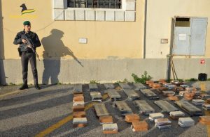 Guardia di Finanza brucia 300 chili di cocaina (VIDEO)