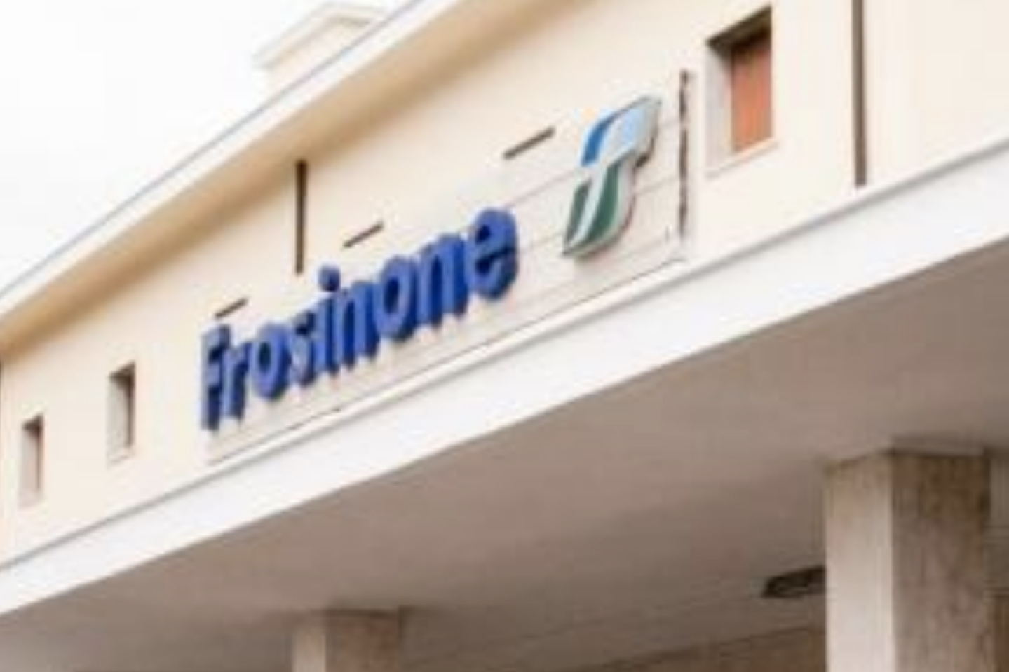 Frosinone – Extracomunitario aggredisce e insegue i giornalisti di “Fuori dal coro”, paura allo Scalo