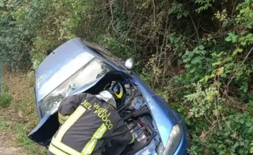 Allumiere, auto nel fosso sulla Braccianese Claudia: giovane finisce in ospedale