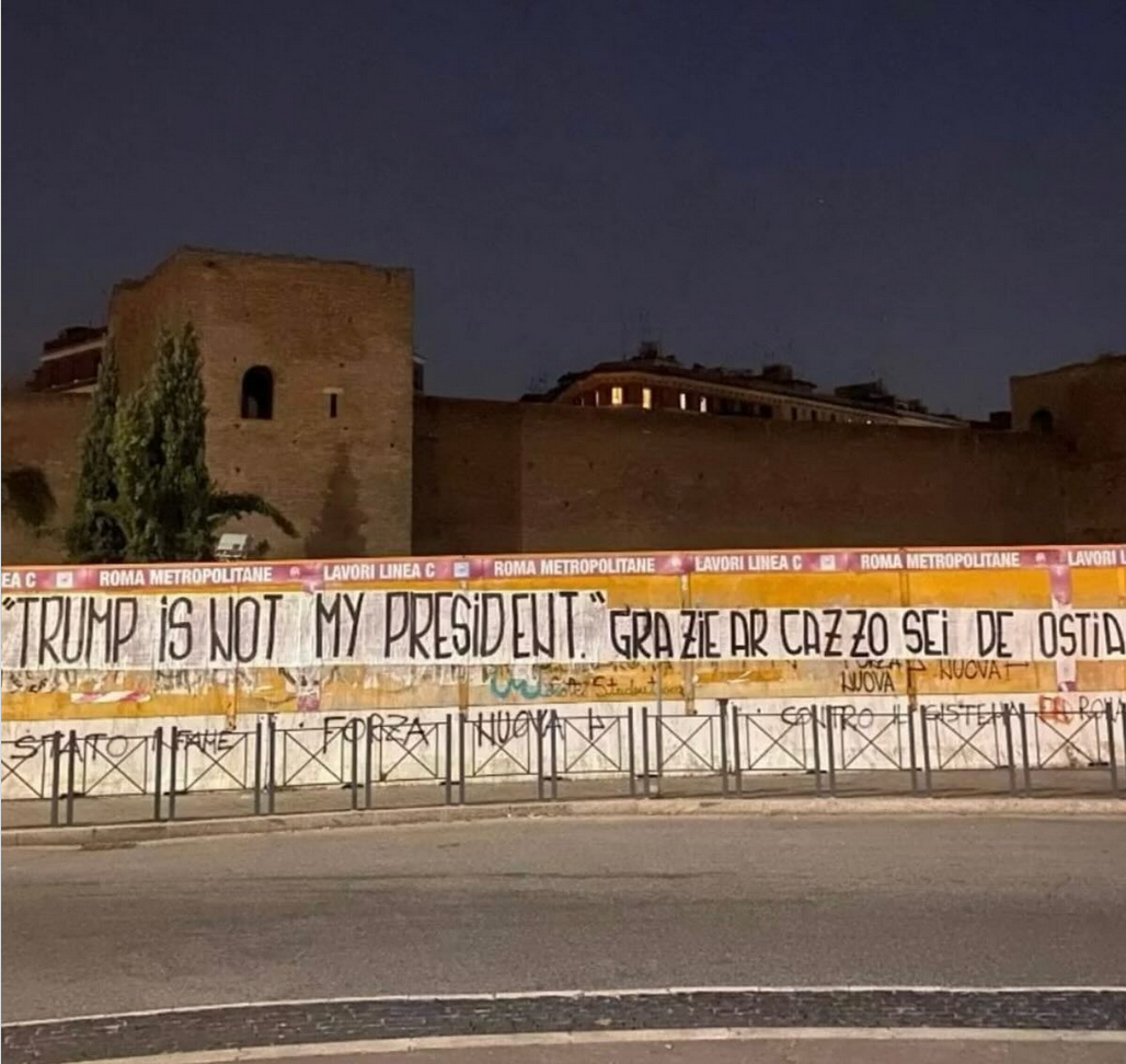 La Pasquinata romana a commento delle elezioni americane: “Trump is not my president”, “E grazie ar c***o, sei de Ostia”
