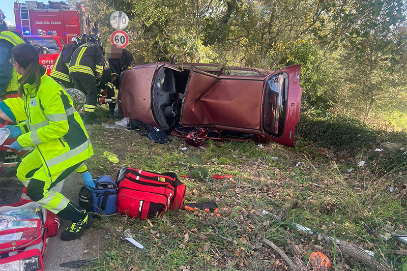 Monte Romano – Scontro tra due auto sull’Aurelia bis, una cappotta (FOTO)