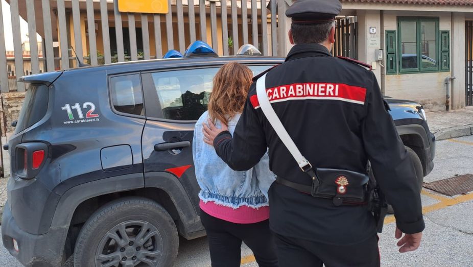 Rieti – Rapinatrice svaligia negozio di cosmetici, azione lampo dei carabinieri la ferma dopo la fuga