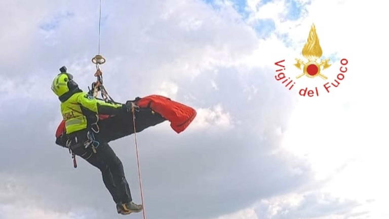 Quindicenne si lancia dal ponte dopo un video su Instagram: è in condizioni disperate