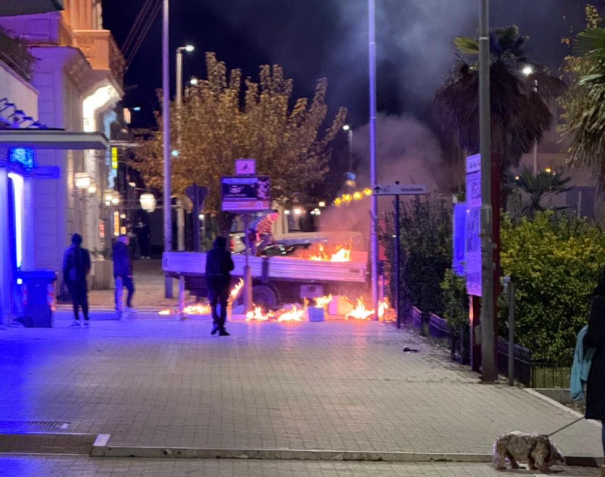 Civitavecchia – Lungomare, camion prende fuoco sotto gli occhi dei passanti