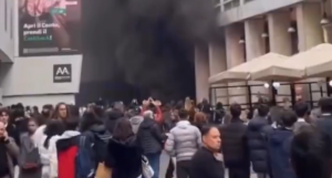 Paura a Milano, grande incendio in pieno centro divampa in un parcheggio interrato