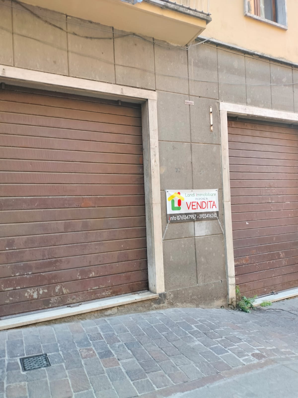 Viterbo – Via Matteotti resta senza negozi, saracinesche abbassate e sporcizia