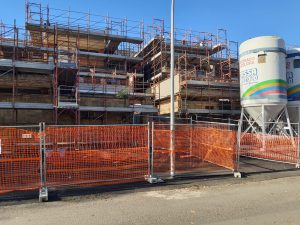 Tuscania – Giovani a passeggio sulle impalcature del quartiere ex Gescal, allertate le forze dell’ordine