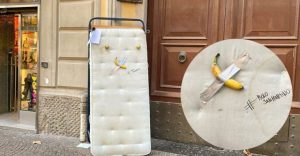 La banana di Cattelan riprodotta su un materasso nel centro di Napoli