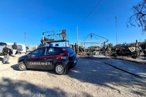 Ladispoli – Incendio in un autosalone sull’Aurelia, in fiamme almeno otto vetture